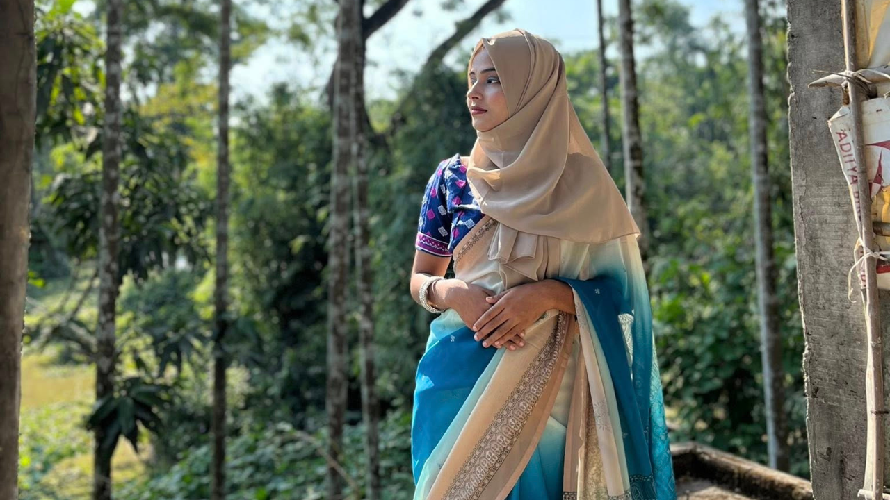 hamima Aktar filming a beauty tutorial at home